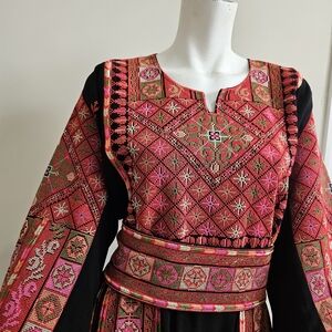 Traditional Palestinian thoub ,comes with a belt .